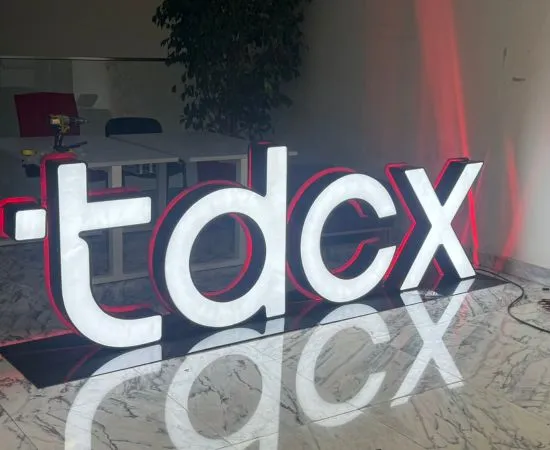 Logotipo em monobloco Iluminado com luz frontal e backlight